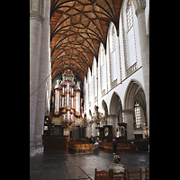 Haarlem, Sint Bavokerk, Seitlicher Blick durchs Hauptschiff zur Hauptorgel