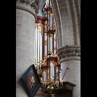 Haarlem, Sint Bavokerk, Blick durch die Sulen des nrdlichen Seitenschiffs auf die Hauptorgel