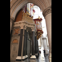 Haarlem, Sint Bavokerk, Orgelempore seitlich vom sdlichen Seitenschiff aus gesehen