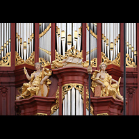 Haarlem, Sint Bavokerk, Figurenschmuck auf dem Rckpoisitiv und Prospektdetail des Hauptwerks