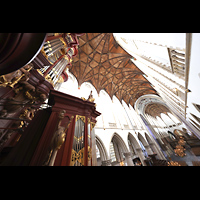Haarlem, Sint Bavokerk, Seitlicher Blick vom Rckpositiv ins Gewlbe und auf den linken 32'-Pedalturm