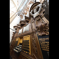 Kampen, Sint Nicolas Bovenkerk, Spieltisch mit Orgel seitlich