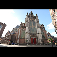 Leiden, Hooglandse Kerk, Nrdliche Querhausfassade von der Hooglandse Kerkgracht aus gesehen
