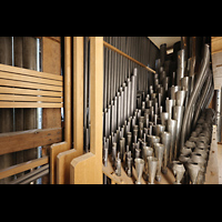 Leiden, Pieterskerk, Pfeifen im Oberwerk, rechts: Trompet und Vox humana