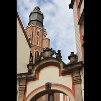 Wroclaw (Breslau), Bazylika sw. Elzbiety (St. Elisabeth), Verbindungsbogen der vorgelagerten Huser 'Hnsel und Gretel' und Turm