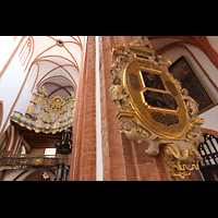 Wroclaw (Breslau), Bazylika sw. Elzbiety (St. Elisabeth), Epitaph an einem der Pfeiler und Blick zur Orgel