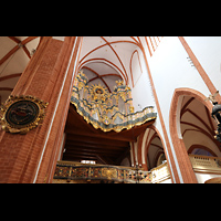 Wroclaw (Breslau), Bazylika sw. Elzbiety (St. Elisabeth), Epitaph an einem der Pfeiler und Blick zur Orgel