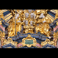 Wroclaw (Breslau), Bazylika sw. Elzbiety (St. Elisabeth), Figuren unterhalb der Strahlensonne oben mit Orgelbauerschild