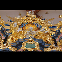 Wroclaw (Breslau), Bazylika sw. Elzbiety (St. Elisabeth), Figuren unterhalb der Strahlensonne oben mit Orgelbauerschild