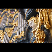 Wroclaw (Breslau), Bazylika sw. Elzbiety (St. Elisabeth), Seitlicher Blick ber einen der tragenden Engel auf den Prospekt