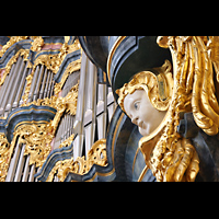 Wroclaw (Breslau), Bazylika sw. Elzbiety (St. Elisabeth), Seitlicher Blick ber einen der tragenden Engel auf den Prospekt