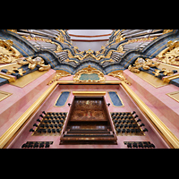 Wroclaw (Breslau), Bazylika sw. Elzbiety (St. Elisabeth), Spieltisch mit Blick nach oben auf die Hauptorgel