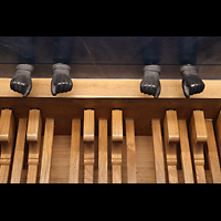 Wroclaw (Breslau), Bazylika sw. Elzbiety (St. Elisabeth), Pedaltasten und Fuhebel der 4 Arme der beiden Paukenengel