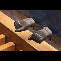 Wroclaw (Breslau), Bazylika sw. Elzbiety (St. Elisabeth), Pedaltasten und Fuhebel der Arme der Paukenengel