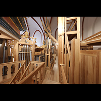 Wroclaw (Breslau), Bazylika sw. Elzbiety (St. Elisabeth), Oberste Etage mit Oberwerkspfeifen, Strahlensonne; rechts: Posaune u. Blge