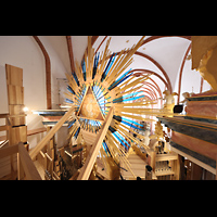 Wroclaw (Breslau), Bazylika sw. Elzbiety (St. Elisabeth), Strahlensonne von hinten u, Oberwerkspfeifen; links: Becher der Posaune 32'