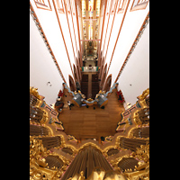 Wroclaw (Breslau), Bazylika sw. Elzbiety (St. Elisabeth), Blick entlang des Prospekts von oben auf die Empore und in die Kirche