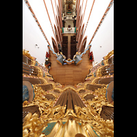 Wroclaw (Breslau), Bazylika sw. Elzbiety (St. Elisabeth), Blick entlang des Prospekts von oben auf die Empore und in die Kirche