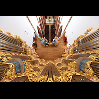 Wroclaw (Breslau), Bazylika sw. Elzbiety (St. Elisabeth), Blick entlang des Prospekts von oben auf die Empore und in die Kirche