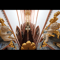 Wroclaw (Breslau), Bazylika sw. Elzbiety (St. Elisabeth), Blick ber die Mittelkartusche der Brstung u. Rckpositiv-Putten in die Kirche