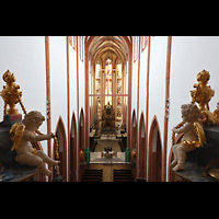 Wroclaw (Breslau), Bazylika sw. Elzbiety (St. Elisabeth), Blick ber die Mittelkartusche der Brstung u. Rckpositiv-Putten in die Kirche
