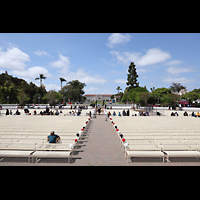 San Diego, Balboa Park, Spreckels Organ Pavilion (Freiluftorgel), Blick von der Orgelempore in den Zuschauerraum des Pavillons