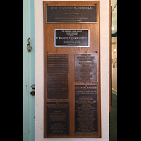 San Diego, Balboa Park, Spreckels Organ Pavilion (Freiluftorgel), Schild mit Erbauern, Kuratoren, Organisten und Sponsoren am Eingang zur Pfeifenkammer