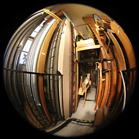 San Diego, Balboa Park, Spreckels Organ Pavilion (Freiluftorgel), Eingang zur Pfeifenkammer - Kontrabombarde 32' (li), Percussions und Solo-Schwellerkasten (re)