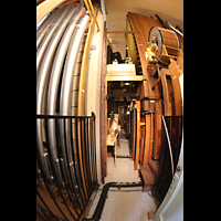 San Diego, Balboa Park, Spreckels Organ Pavilion (Freiluftorgel), Eingang zur Pfeifenkammer - Kontrabombarde 32' (li), Percussions und Solo-Schwellerkasten (re)