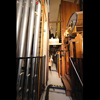 San Diego, Balboa Park, Spreckels Organ Pavilion (Freiluftorgel), Eingang zur Pfeifenkammer - Kontrabombarde 32' (li), Percussions und Solo-Schwellerkasten (re)