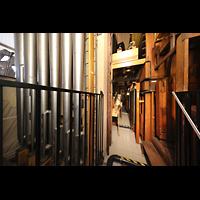 San Diego, Balboa Park, Spreckels Organ Pavilion (Freiluftorgel), Eingang zur Pfeifenkammer - Kontrabombarde 32' (li), Percussions und Solo-Schwellerkasten (re)