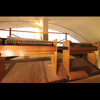 San Diego, Balboa Park, Spreckels Organ Pavilion (Freiluftorgel), Harp: Bass (links) und Hhen (rechts) auf dem Dach von Solo und Swell